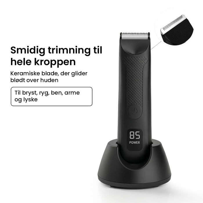 En lille kropshårstrimmer med keramiske knive i opladningsstativ, digitalt display og nærbillede af trimmerhovedet.