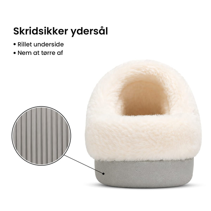 Varme hjemmesko med fleeceforing og nærbillede af den skridsikre sål.