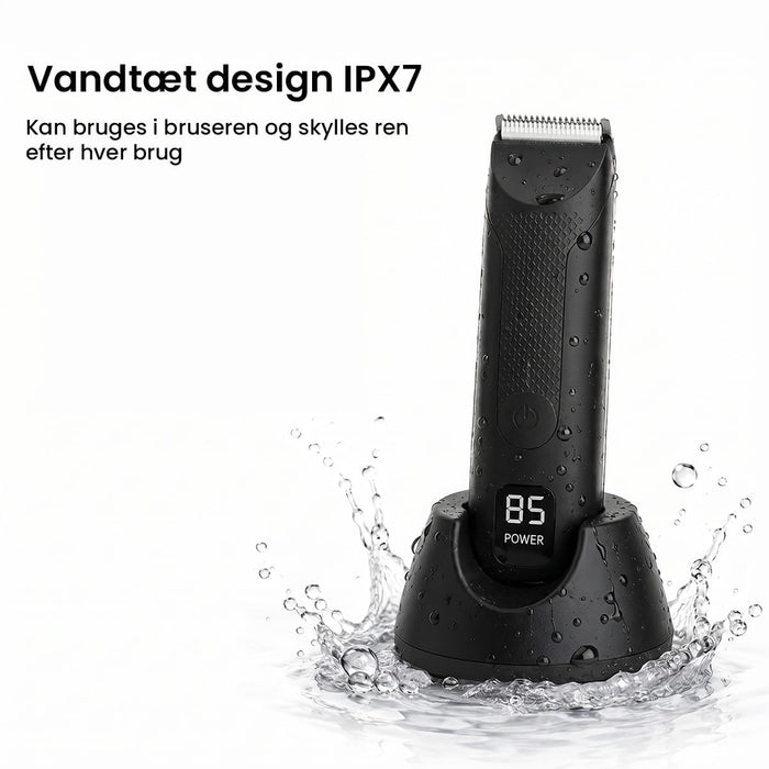Kropshårstrimmer med keramiske knive og digitalt display, placeret i en opladningsstation, der kan sprøjtes med vand.