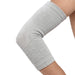 En person har en albuebandage af bambus fra Kropsbutikken på en bøjet arm. Hvid baggrund.