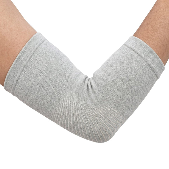 En arm med let bøjet albue, iført en lysegrå albuebandage i bambus, set mod en hvid baggrund.
