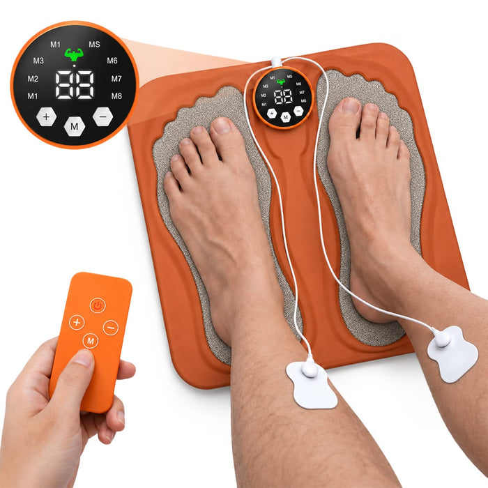 Man bruger en TENS-fodmassagemåtte med trådløs fjernbetjening og elektrodeplader, som placeres på benene.