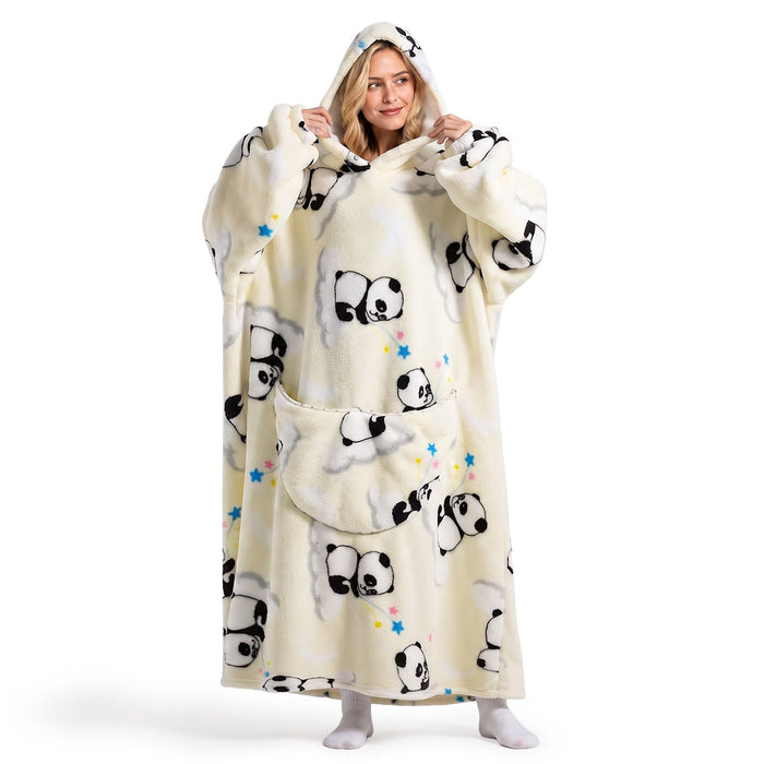 En person i Kroppsbutiken har en blød, oversize filttrøje med panda- og stjernemotiver og hænderne i forlommen.