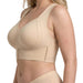 En kvinde iført en beige Trueform shaping-bh med brede stropper og justerbar lukning, set fra siden.