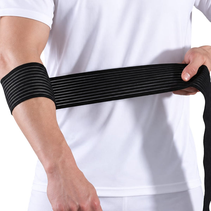 En person iført en hvid trøje bruger en elastisk albuebandage og et sort modstandsbånd omkring armen og taljen.