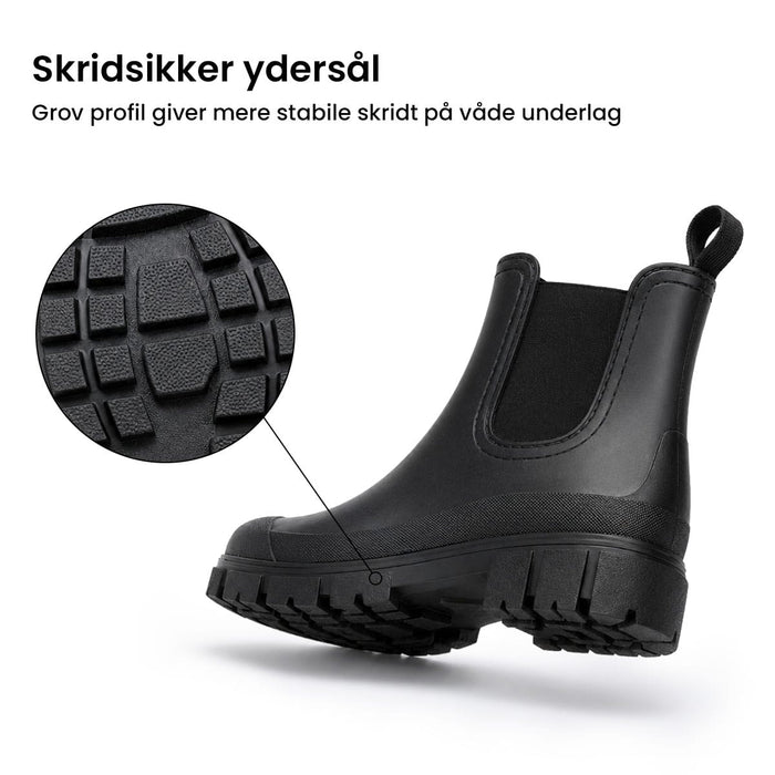 Et par Urban Nordic-støvler med en grov gummisål, vist i et cirkulært motiv.