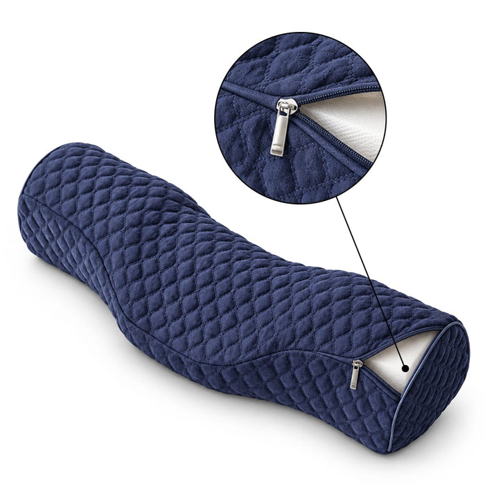 Lang, blå, quiltet ergonomisk nakkepude med lynlås og hvidt inderbetræk. Designet til optimal nakkestøtte.