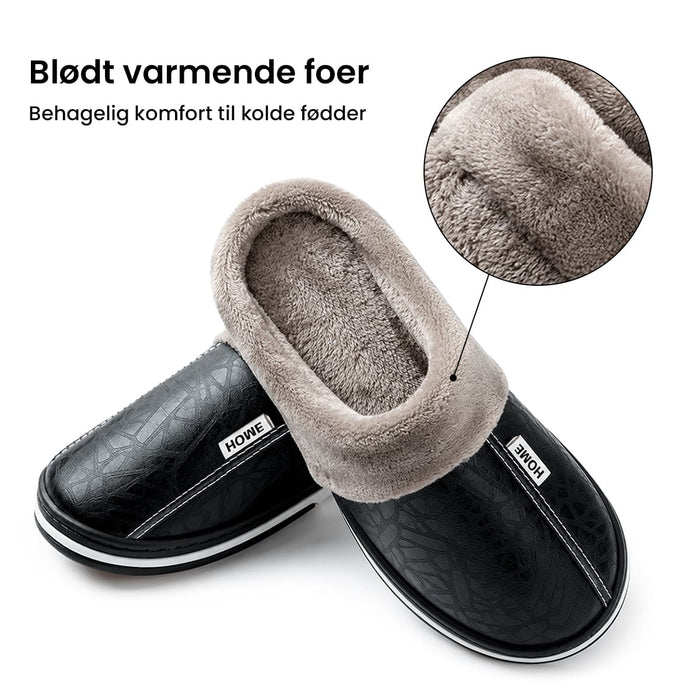 Sorte hjemmesko med struktureret PU-overflade, gråt imiteret pelsfor, hvide såler og detaljerede udskæringer.