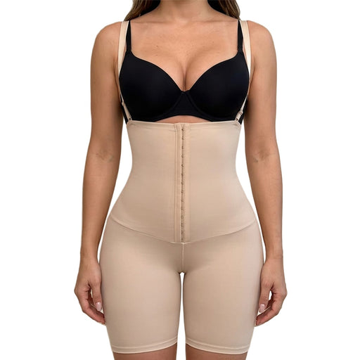 En kvinde iført beige formende shorts med høj talje og aftagelige seler, set forfra.