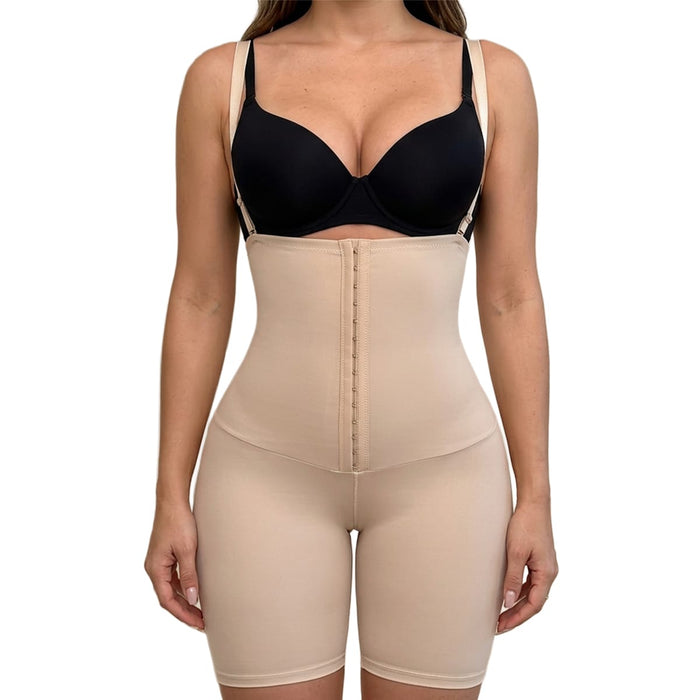 En kvinde iført beige formende shorts med høj talje og aftagelige seler, set forfra.