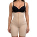 En kvinde iført beige formende shorts med høj talje og aftagelige seler, set forfra.