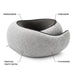 Grå ergonomisk nakkepude med markeringer af støttezoner og en kerne af memoryskum.
