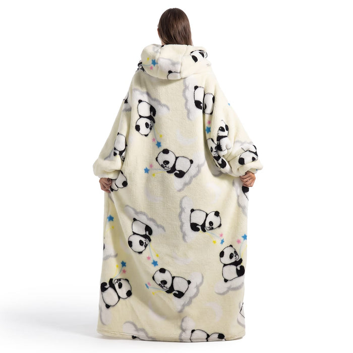 En person iført en rummelig filttrøje med panda- og stjernemønster, set bagfra.