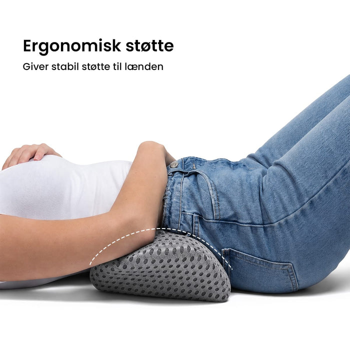 En person, der ligger på siden, støttet af en lændepude med hukommelsesskum.